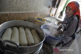 Pekerja menyelesaikan pembuatan bontot di Desa Domas, Pontang, Kabupaten Serang, Banten, Rabu (20/11/2024). Makanan tradisional khas Kabupaten Serang dengan bahan dasar ikan payus tersebut di produksi mencapai 50 kg per hari dengan harga jual Rp 10 ribu. ANTARA FOTO/Putra M. Akbar/gp