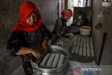 Pekerja menyelesaikan pembuatan bontot di Desa Domas, Pontang, Kabupaten Serang, Banten, Rabu (20/11/2024). Makanan tradisional khas Kabupaten Serang dengan bahan dasar ikan payus tersebut di produksi mencapai 50 kg per hari dengan harga jual Rp 10 ribu. ANTARA FOTO/Putra M. Akbar/gp