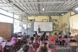 Sejumlah siswa mengikuti kegiatan belajar mengajar di SD Negeri Lontar 2, Tirtayasa, Kabupaten Serang, Banten, Rabu (20/11/2024). Pihak sekolah menuturkan rusaknya tiga ruang kelas di sekolah tersebut sejak tahun 2018 mengganggu proses belajar mengajar sehingga terpaksa memindahkan KBM ke ruangan lain.  ANTARA FOTO/Putra M. Akbar/rwa/gp