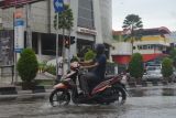 Seorang pengendara motor melintasi genangan banjir di Jalan Gajah Mada, Pontianak, Kalimantan Barat, Selasa (19/11/2024). BMKG Kalbar mengimbau masyarakat untuk mewaspadai potensi hujan di sebagian besar wilayah Kalimantan Barat yang masuk dalam kategori waspada pada tanggal 19 hingga 22 November, dari intensitas ringan hingga lebat terutama pagi, siang sore malam yang disertai kilat dan angin kencang berdurasi singkat yang dapat mengakibatkan genangan banjir serta tanah longsor. ANTARA/Kristian Jonathan