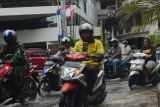 Sejumlah pengendara sepeda motor melintasi genangan banjir di Jalan Gajah Mada, Pontianak, Kalimantan Barat, Selasa (19/11/2024). BMKG Kalbar mengimbau masyarakat untuk mewaspadai potensi hujan di sebagian besar wilayah Kalimantan Barat yang masuk dalam kategori waspada pada tanggal 19 hingga 22 November, dari intensitas ringan hingga lebat terutama pagi, siang sore malam yang disertai kilat dan angin kencang berdurasi singkat yang dapat mengakibatkan genangan banjir serta tanah longsor. ANTARA/Kristian Jonathan