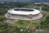 Foto udara Banten International Stadium di Pabuaran, Kabupaten Serang, Banten, Kamis (21/11/2024). Stadion yang telah diresmikan sejak tahun 2022 itu masih belum digunakan untuk pertandingan sepak bola resmi karena masih belum ada jalan akses menuju stadion yang memadai. ANTARA FOTO/Putra M. Akbar/gp