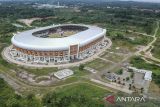 Foto udara Banten International Stadium di Pabuaran, Kabupaten Serang, Banten, Kamis (21/11/2024). Stadion yang telah diresmikan sejak tahun 2022 itu masih belum digunakan untuk pertandingan sepak bola resmi karena masih belum ada jalan akses menuju stadion yang memadai. ANTARA FOTO/Putra M. Akbar/gp