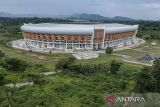 Foto udara Banten International Stadium di Pabuaran, Kabupaten Serang, Banten, Kamis (21/11/2024). Stadion yang telah diresmikan sejak tahun 2022 itu masih belum digunakan untuk pertandingan sepak bola resmi karena masih belum ada jalan akses menuju stadion yang memadai. ANTARA FOTO/Putra M. Akbar/gp