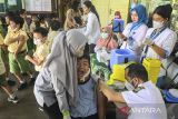 Petugas kesehatan menyuntikkan vaksin kepada siswa penyandang tuna grahita di SKH Sang Timur, Kota Tangerang, Banten, Rabu (20/11/2024). Dinas Kesehatan Kota Tangerang melaksanakan Bulan Imunisasi Anak Sekolah (BIAS) dengan pemberian imunisasi difteri dan tetanus yang ditargetkan menyasar sebanyak 62.821 siswa guna meningkatkan daya tahan tubuh siswa. ANTARA FOTO/Sulthony Hasanuddin/gp