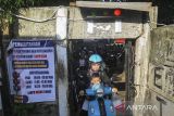 Pengendara sepeda motor melintas melalui pintu kecil di kawasan Taman Tekno, Tangerang Selatan, Banten, Kamis (21/11/2024). Jalur alternatif tersebut dilengkapi lampu lalu lintas karena ramai dilalui warga untuk memangkas jarak tempuh dan menghindari kemacetan. ANTARA FOTO/Sulthony Hasanuddin/gp