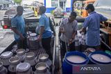 Pekerja melakukan bongkar muat susu sapi segar di Koperasi Peternak Sapi Bandung Utara (KPSBU) Lembang, Kabupaten Bandung Barat, Jawa Barat, Kamis (21/11/2024). Berdasarkan data dari Kementerian Pertanian kebutuhan susu nasional mencapai 4,7 juta ton per tahun, sementara produksi nasional hanya sekitar 1 juta ton atau hanya memenuhi 21 persen dari kebutuhan nasional. ANTARA FOTO/Abdan Syakura/agr
