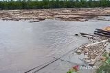 Kayu logging PT Dwima hantam fasilitas rumah warga di Katingan