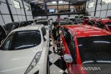 Pekerja membersihkan mobil di salah satu showroom di Rangkasbitung, Lebak, Banten, Kamis (21/11/2024). Pemerintah akan menaikkan tarif Pajar Pertambahan Nilai (PPN) untuk penjualan mobil sebesar 12 persen dari sebelumnya 11 persen dan akan diberlakukan mulai 1 Januari 2025. ANTARA FOTO/Muhammad Bagus Khoirunas/gp