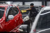 Pekerja membersihkan mobil di salah satu showroom di Rangkasbitung, Lebak, Banten, Kamis (21/11/2024). Pemerintah akan menaikkan tarif Pajar Pertambahan Nilai (PPN) untuk penjualan mobil sebesar 12 persen dari sebelumnya 11 persen dan akan diberlakukan mulai 1 Januari 2025. ANTARA FOTO/Muhammad Bagus Khoirunas/gp