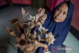 Perajin menyelesaikan pembuatan hiasan bunga dari pelepah pisang di Kaujon, Kota Serang, Banten, Kamis (21/11/2024). Produk kerajinan berupa vas, bunga, dan celengan dengan memanfaatkan bahan limbah pelepah pisang tersebut dijual seharga Rp 10 ribu - Rp 300 ribu, yang sudah dipasarkan ke beberapa daerah seperti Banten, Jakarta dan Semarang. ANTARA FOTO/Putra M. Akbar/gp