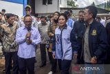 Ketua Komisi IV DPR RI Siti Hediati Soeharto (kedua kanan) didampingi Ketua KPSBU Lembang Dedi Setiadi (kiri) meninjau Koperasi Peternak Sapi Bandung Utara (KPSBU) Lembang saat kunjungan kerja spesifik Komisi IV DPR RI di Lembang, Kabupaten Bandung Barat, Jawa Barat, Kamis (21/11/2024). Dalam kunjungan kerja tersebut Komisi IV DPR RI berkesempatan untuk mendengarkan keluhan serta masukan peternak dan pengepul susu di wilayah tersebut serta mendukung peningkatan produksi susu nasional. ANTARA FOTO/Abdan Syakura/agr