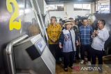 Ketua Komisi IV DPR RI Siti Hediati Soeharto (kedua kiri) didampingi Ketua KPSBU Lembang Dedi Setiadi (kanan) meninjau Koperasi Peternak Sapi Bandung Utara (KPSBU) Lembang saat kunjungan kerja spesifik Komisi IV DPR RI di Lembang, Kabupaten Bandung Barat, Jawa Barat, Kamis (21/11/2024). Dalam kunjungan kerja tersebut Komisi IV DPR RI berkesempatan untuk mendengarkan keluhan serta masukan peternak dan pengepul susu di wilayah tersebut serta mendukung peningkatan produksi susu nasional. ANTARA FOTO/Abdan Syakura/agr