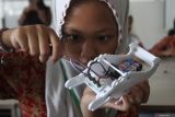 Siswa SDN Tlogomas 1 memasang komponen saat mengikuti kegiatan pelatihan robotika di Malang Creatice Centre (MCC), Jawa Timur, Kamis (21/11/2024). Kegiatan tersebut merupakan implementasi kurikulum merdeka yakni Projek Penguatan Profil Pelajar Pancasila (P5) dengan tema Robotika dan Coding untuk memperkenalkan teknologi dasar pada siswa kelas 6 guna mendorong inovasi sekaligus mempersiapkan pelajar menghadapi perkembangan teknologi masa depan. ANTARA Jatim/Ari Bowo Sucipto/mas.