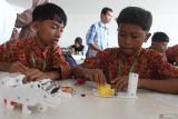 Siswa SDN Tlogomas 1 memasang komponen saat mengikuti kegiatan pelatihan robotika di Malang Creatice Centre (MCC), Jawa Timur, Kamis (21/11/2024). Kegiatan tersebut merupakan implementasi kurikulum merdeka yakni Projek Penguatan Profil Pelajar Pancasila (P5) dengan tema Robotika dan Coding untuk memperkenalkan teknologi dasar pada siswa kelas 6 guna mendorong inovasi sekaligus mempersiapkan pelajar menghadapi perkembangan teknologi masa depan. ANTARA Jatim/Ari Bowo Sucipto/mas.