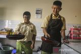 Siswa penyandang tuna grahita mengikuti pelajaran keterampilan menggambar di SKH Sang Timur, Kota Tangerang, Banten, Rabu (20/11/2024). Sekolah khusus yang mengampu sekitar 78 siswa penyandang disabilitas intelektual tersebut menyediakan beragam kelas keterampilan seperti tata boga, tata busana, dan kesenian untuk menggali potensi diri dan mengembangkan keterampilan siswa. ANTARA FOTO/Sulthony Hasanuddin/gp