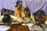 Siswa penyandang tuna grahita mengikuti pelajaran keterampilan menggambar di SKH Sang Timur, Kota Tangerang, Banten, Rabu (20/11/2024). Sekolah khusus yang mengampu sekitar 78 siswa penyandang disabilitas intelektual tersebut menyediakan beragam kelas keterampilan seperti tata boga, tata busana, dan kesenian untuk menggali potensi diri dan mengembangkan keterampilan siswa. ANTARA FOTO/Sulthony Hasanuddin/gp