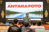 Editor dan pewarta foto Perum LKBN Antara, Muhammad Agung Rajasa memberikan materi fotografi saat menjadi pembicara dalam pelatihan fotografi jurnalistik bagi mahasiswa di Kampus Uviversitas Pasundan, Bandung, Jawa Barat, Kamis (21/11/2024). Pelatihan fotografi jurnalistik dengan tema 