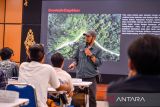 Editor dan pewarta foto Perum LKBN Antara, Muhammad Agung Rajasa memberikan materi fotografi saat menjadi pembicara pada pelatihan fotografi jurnalistik bagi mahasiswa di Kampus Uviversitas Pasundan, Bandung, Jawa Barat, Kamis (21/11/2024). Pelatihan fotografi jurnalistik dengan tema 