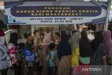 Sejumlah warga mengantre untuk mendapatkan makan siang bergizi gratis di Griya Abhipraya Jawara Balai Pemasyarakatan Kelas I Serang, Kota Serang, Banten, Kamis (21/11/2024). Kantor Wilayah Kemenkumham Banten mengadakan program makan siang bergizi gratis bagi masyarakat tidak mampu dengan menyediakan 250 porsi makanan setiap hari Senin hingga Jumat mulai pukul 12.00 WIB. ANTARA FOTO/Angga Budhiyanto/gp