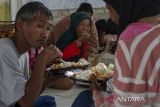 Sejumlah warga menyantap makan siang bergizi gratis di Griya Abhipraya Jawara Balai Pemasyarakatan Kelas I Serang, Kota Serang, Banten, Kamis (21/11/2024). Kantor Wilayah Kemenkumham Banten mengadakan program makan siang bergizi gratis bagi masyarakat tidak mampu dengan menyediakan 250 porsi makanan setiap hari Senin hingga Jumat mulai pukul 12.00 WIB. ANTARA FOTO/Angga Budhiyanto/gp