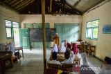 Sejumlah siswa kelas empat mengikuti kegiatan belajar mengajar di Madrasah Diniyah Tarbiyatul Athfal, Lebak, Banten, Kamis (21/11/2024). Guru di sekolah tersebut menyatakan, bangunan ruang kelas sudah rusak sejak 2019 pada plafon, atap, kursi, dan meja serta keterbatasan ruangan belajar sehingga para siswa harus belajar secara bergantian. ANTARA FOTO/Muhammad Bagus Khoirunas/gp