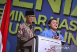 Menteri Desa dan Pembangunan Desa Tertinggal, Yandri Susanto (kiri) berbincang dengan seorang mahasiswa saat menghadiri seminar nasional di Universitas Pamulang, Tangerang Selatan, Banten, Kamis (21/11/2024). Seminar tersebut membahas pentingnya peran komunikasi digital untuk mendukung transformasi pembangunan desa dan wilayah tertinggal di Indonesia. ANTARA FOTO/Sulthony Hasanuddin/gp