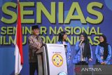 Menteri Desa dan Pembangunan Desa Tertinggal, Yandri Susanto (kiri) berbincang dengan sejumlah mahasiswa saat menghadiri seminar nasional di Universitas Pamulang, Tangerang Selatan, Banten, Kamis (21/11/2024). Seminar tersebut membahas pentingnya peran komunikasi digital untuk mendukung transformasi pembangunan desa dan wilayah tertinggal di Indonesia. ANTARA FOTO/Sulthony Hasanuddin/gp