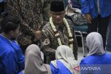 Menteri Desa dan Pembangunan Desa Tertinggal, Yandri Susanto menyapa mahasiswa saat menghadiri seminar nasional di Universitas Pamulang, Tangerang Selatan, Banten, Kamis (21/11/2024). Seminar tersebut membahas pentingnya peran komunikasi digital untuk mendukung transformasi pembangunan desa dan wilayah tertinggal di Indonesia. ANTARA FOTO/Sulthony Hasanuddin/gp