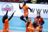 Pevoli TNI AL Jakarta Normalita Heriani (kedua kiri) berselebrasi usai meraih poin atas tim Surabaya Bank Jatim pada pertandingan Final Four Livoli Divisi Utama di GOR Tri Dharma, Gresik, Jawa Timur, Rabu (21/11/2024). TNI AL Jakarta melaju ke Grand Final usai mengalahkan Surabaya Bank Jatim dengan skor 3-1 (17-25, 25-18, 25-22, dan 25-13). ANTARA Jatim/Rizal Hanafi/mas.