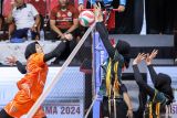 Pevoli TNI AL Jakarta Normalita Heriani (kiri) melakukan smes ke arah pevoli Surabaya Bank Jatim Yolana Betha Pangestika (tengah) dan Asih Titih Pangestuti (kanan) pada pertandingan Final Four Livoli Divisi Utama di GOR Tri Dharma, Gresik, Jawa Timur, Rabu (21/11/2024). TNI AL Jakarta melaju ke Grand Final usai mengalahkan Surabaya Bank Jatim dengan skor 3-1 (17-25, 25-18, 25-22, dan 25-13). ANTARA Jatim/Rizal Hanafi/mas.