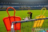 Ofisial Persib Bandung menyiapkan bola untuk latihan di Stadion Gelora Bandung Lautan Api, Bandung, Jawa Barat, Kamis (21/11/2024). Klub Persib Bandung mulai menggunakan lapangan sepak bola Stadion Gelora Bandung Lautan Api untuk latihan dan pertandingan liga satu, menyusul telah rampungnya renovasi stadion itu oleh Kementerian PUPR. ANTARA FOTO/Raisan Al Farisi/agr
