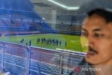 Pesepakbola Persib Bandung memasuki lapangan untuk menjalani sesi latihan di Stadion Gelora Bandung Lautan Api, Bandung, Jawa Barat, Kamis (21/11/2024). Klub Persib Bandung mulai menggunakan lapangan sepak bola Stadion Gelora Bandung Lautan Api untuk latihan dan pertandingan liga satu, menyusul telah rampungnya renovasi stadion itu oleh Kementerian PUPR. ANTARA FOTO/Raisan Al Farisi/agr