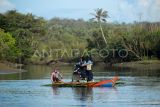 Pelajar dengan sepeda motornya menyeberangi kali Mantiung menggunakan perahu menuju sekolah di Desa Kutakarang, Pandeglang, Banten, Rabu (20/11/2024). Desa Kutakarang merupakan salah satu desa terisolir yang hanya dapat ditempuh dengan menyeberangi kali Mantiung menggunakan perahu dan tidak bisa dilintasi ketika air pasang. ANTARA FOTO/Muhammad Bagus Khoirunas/tom.