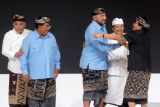 Ketua KPU Bali I Dewa Agung Gede Lidartawan (kiri) bersenda gurau dengan pasangan calon Gubernur dan Wakil Gubernur Bali nomor urut 1 Made Muliawan Arya (tengah) dan Putu Agus Suradnyana (kedua kiri) serta pasangan calon Gubernur dan Wakil Gubernur Bali nomor urut 2 Wayan Koster (kedua kanan) dan I Nyoman Giri Prasta (kanan) usai debat terbuka ketiga Pemilihan Gubernur dan Wakil Gubernur Bali tahun 2024 di Bali Nusa Dua Convention Center, Badung, Bali, Rabu (20/11/2024). Debat tersebut mengambil tema Ngardi Bali Shanti lan Jagadhita atau menjadikan Bali damai dan sejahtera yang terdiri dari lima subtema, pertama membahas isu ketenagakerjaan, kedua tentang anak, perempuan, dan kaum marjinal, ketiga tentang smart agriculture, keempat tentang digitalisasi pelayanan publik dan kelima tentang pendidikan, kesehatan fisik, dan mental. ANTARA FOTO/Nyoman Hendra Wibowo/wsj.