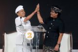 Pasangan calon Gubernur dan Wakil Gubernur Bali nomor urut 2 Wayan Koster (kiri) dan I Nyoman Giri Prasta (kanan) saat mengikuti debat terbuka ketiga Pemilihan Gubernur dan Wakil Gubernur Bali tahun 2024 di Bali Nusa Dua Convention Center, Badung, Bali, Rabu (20/11/2024). Debat tersebut mengambil tema Ngardi Bali Shanti lan Jagadhita atau menjadikan Bali damai dan sejahtera yang terdiri dari lima subtema, pertama membahas isu ketenagakerjaan, kedua tentang anak, perempuan, dan kaum marjinal, ketiga tentang smart agriculture, keempat tentang digitalisasi pelayanan publik dan kelima tentang pendidikan, kesehatan fisik, dan mental. ANTARA FOTO/Nyoman Hendra Wibowo/wsj.