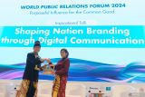 Menteri Komunikasi dan Digital Meutya Hafid (kanan) menerima plakat dari Ketua Umum Perhumas Indonesia Boy Kelana Soebroto (kiri) usai menyampaikan pidato inspiratif pada World Public Relations Forum (WPRF) 2024 di Nusa Dua, Badung, Bali, Rabu (20/11/2024). Menkomdigi menyampaikan pandangannya mengenai Membangun Identitas Nasional dan Membentuk Persepsi Global dalam forum yang dihadiri 1.400 peserta dari 22 negara tersebut. ANTARA FOTO/Nyoman Hendra Wibowo/wsj.