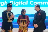 Menteri Komunikasi dan Digital Meutya Hafid (tengah) berbincang dengan Presiden & CEO Aliansi Global untuk Hubungan Masyarakat dan Manajemen Komunikasi Justin Green (kanan) dan Ketua Umum Perhumas Indonesia Boy Kelana Soebroto (kiri) usai menyampaikan pidato inspiratif pada World Public Relations Forum (WPRF) 2024 di Nusa Dua, Badung, Bali, Rabu (20/11/2024). Menkomdigi menyampaikan pandangannya mengenai Membangun Identitas Nasional dan Membentuk Persepsi Global dalam forum yang dihadiri 1.400 peserta dari 22 negara tersebut. ANTARA FOTO/Nyoman Hendra Wibowo/wsj.