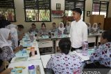 Wakil Presiden Gibran Rakabuming Raka (tengah) meninjau pelaksanaan uji coba Makan Bergizi Gratis di SMKN 3 Tangerang, Tangerang, Banten, Kamis (21/11/2024). Wapres berharap SMK jurusan tata boga mampu berkontribusi dalam penyedian menu makan dalam Program Makan Bergizi Gratis yang akan dimulai 2 Februari 2025. ANTARA FOTO/Muhammad Iqbal/nym/gp