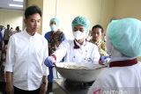 Wakil Presiden Gibran Rakabuming Raka (kiri) melihat para pelajar jurusan tata boga memasak makananan saat meninjau pelaksanaan uji coba Makan Bergizi Gratis di SMKN 3 Tangerang, Tangerang, Banten, Kamis (21/11/2024). Wapres berharap SMK jurusan tata boga mampu berkontribusi dalam penyedian menu makan dalam Program Makan Bergizi Gratis yang akan dimulai 2 Februari 2025. ANTARA FOTO/Muhammad Iqbal/nym/gp