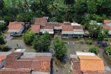 Foto udara kondisi banjir akibat luapan sungai di Desa Rowokangkung, Lumajang, Jawa Timur, Jumat (22/11/2024). Pemerintah Kabupaten setempat telah berkoordinasi dengan pihak terkait untuk menormalisasi sedimentasi sungai sepanjang 1,5 kilometer penyebab banjir yang melanda 541 kepala keluarga di empat dusun sejak Rabu (20/11) agar warga bisa beraktivitas normal kembali. ANTARA Jatim/Irfan Sumanjaya/mas.