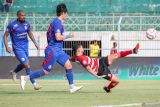 Pesepak bola Madura United Iran Da Conceicao Goncalves Junior (kanan) menendang bola dibayangi pesepak bola Arema FC Choi Bokyun (tengah) pada pertandingan BRI Liga 1 di Stadion Gelora Bangkalan, Bangkalan, Jawa Timur, Kamis (21/11/2024). Madura United FC kalah melawan Arema FC dengan skor 2-4. ANTARA Jatim/Rizal Hanafi/mas.