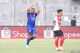 Pesepak bola Arema FC Dalberto Luan Belo (kiri) berselebrasi usai mencetak gol ke gawang Madura United FC pada pertandingan BRI Liga 1 di Stadion Gelora Bangkalan, Bangkalan, Jawa Timur, Kamis (21/11/2024). Madura United FC kalah melawan Arema FC dengan skor 2-4. ANTARA Jatim/Rizal Hanafi/mas.