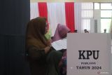 Petugas KPPS mengecek data seorang warga pada simulasi pemungutan suara Pilkada di Aula IKIP PGRI, Pontianak, Kalimantan Barat, Rabu (13/11/2024). Simulasi yang digelar KPU Kota Pontianak tersebut bertujuan untuk memberikan gambaran kepada pemilih dan Kelompok Penyelenggara Pemungutan Suara (KPPS) tentang pelaksanaan Pilkada Kalbar 2024 serentak pada 27 November 2024 mendatang. Antara Kalbar/Victorya Fernando/Jhw