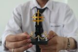 Seorang peserta menunjukan hasil rakitan miniatur tugu khatulistiwa dalam Workshop Keterampilan miniatur ikon Kota di Pontianak di UMKM Center Kota Pontianak di Jalan Sultan Abdurrahman, Pontianak, Kalimantan Barat, Kamis (14/11/2024). Workshop keterampilan yang digelar Dinas Koperasi Usaha Mikro dan Perdagangan bersama Dewan Kerajinan Nasional Daerah (Dekranasda) Kota Pontianak dan diikuti sejumlah siswa SMK tersebut bertujuan untuk mengasah keterampilan peserta dengan mengedepankan kearifan lokal Kota Pontianak. Antara Kalbar/Victorya Fernando/Jhw