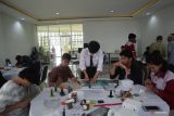 Peserta merakit miniatur tugu khatulistiwa dalam Workshop Keterampilan miniatur ikon Kota di Pontianak di UMKM Center Kota Pontianak di Jalan Sultan Abdurrahman, Pontianak, Kalimantan Barat, Kamis (14/11/2024). Workshop keterampilan yang digelar Dinas Koperasi Usaha Mikro dan Perdagangan bersama Dewan Kerajinan Nasional Daerah (Dekranasda) Kota Pontianak dan diikuti sejumlah siswa SMK tersebut bertujuan untuk mengasah keterampilan peserta dengan mengedepankan kearifan lokal Kota Pontianak. Antara Kalbar/Victorya Fernando/Jhw