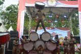 Sejumlah Praja IPDN Kalbar melakukan atraksi drum band pada kegiatan serah terima sosialisasi keliling di KPU Kalimantan Barat di Pontianak, Kamis (21/11/2024). Kegiatan yang digelar KPU Kalimantan Barat tersebut menjadi penanda bahwa seluruh daerah di Kalimantan Barat telah tersentuh oleh program sosialisasi Pemilihan Kepala Daerah (Pilkada) serentak 2024, yang bertujuan untuk meningkatkan partisipasi masyarakat pemilih. ANTARA/Kristian Jonathan
