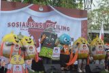 Maskot si Polih (ketiga kiri) dan si Pawan (ketiga kanan) didampingi oleh maskot si Tengka dan si Wangi beraksi pada kegiatan serah terima sosialisasi keliling di KPU Kalimantan Barat di Pontianak, Kamis (21/11/2024). Kegiatan yang digelar KPU Kalimantan Barat tersebut menjadi penanda bahwa seluruh daerah di Kalimantan Barat telah tersentuh oleh program sosialisasi Pemilihan Kepala Daerah (Pilkada) serentak 2024, yang bertujuan untuk meningkatkan partisipasi masyarakat pemilih. ANTARA/Kristian Jonathan

