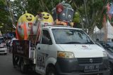 Maskot Si Polih bersama maskot Si Tengka dan si Wangi melambaikan tangan dari kendaraan dalam kegiatan serah terima sosialisasi keliling di KPU Kalimantan Barat di Pontianak, Kamis (21/11/2024). Kegiatan yang digelar KPU Kalimantan Barat tersebut menjadi penanda bahwa seluruh daerah di Kalimantan Barat telah tersentuh oleh program sosialisasi Pemilihan Kepala Daerah (Pilkada) serentak 2024, yang bertujuan untuk meningkatkan partisipasi masyarakat pemilih. ANTARA/Kristian Jonathan