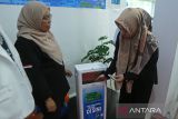 Petugas  Balai Besar Pengawas Obat dan Makanan (BBPOM) bersama PT Kimia Farma Apotek memasukan sampah obat atau obat expaired date (ED) ke tempat pembuangan saat peluncuran Gerakan Ayo Buang Sampah Obat Yang Benar  di Banda Aceh, Aceh, Jumat (22/11/2024). Kegiatan tersebut dalam rangka memberikan edukasi dan sosialisasi kepada masyarakat,  agar membuang sampah obat yang benar, terutama obat antibiotik yang sudah expaired date dengan menyerahkannya kepada apotek terdekat  dalam upaya Pengendalian  Resistensi Antimikroba. ANTARA FOTO/Ampelsa.